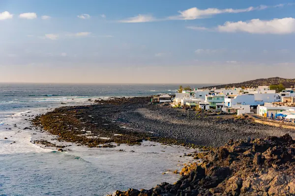 Pohled na vesnici El Golfo a modrý oceán na pobřeží ostrova Lanzarote Španělsko — Stock fotografie