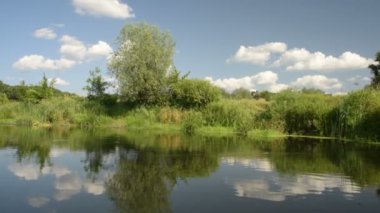 Yeşil bir vadide sakin bir nehir