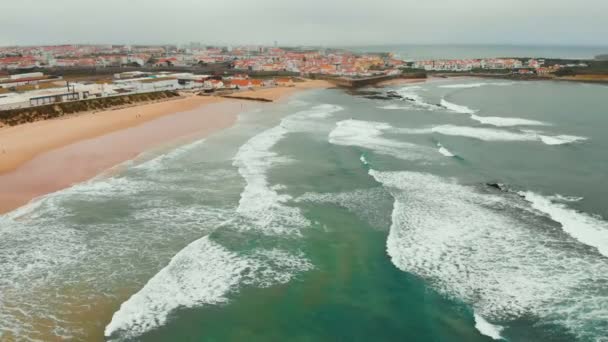 4k Vista aérea das ondas do mar quebra na praia de areia amarela Peniche, Portugal — Vídeo de Stock