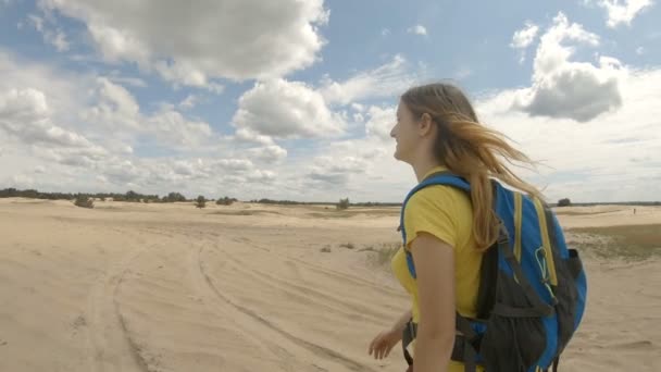 Молода дівчина гуляє в дюнах. Повільний рух . — стокове відео
