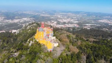 Pena Palace Sintra, Portekiz 'in 4k hava aracı görüntüsü