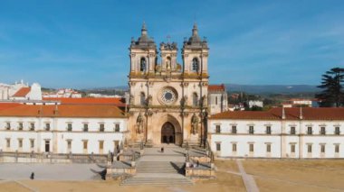 Mosteiro de Santa Maria Alcobaca, Portekiz 'in 4k hava aracı görüntüleri