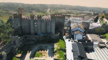 Portekiz 'in Obidos Ortaçağ şehrinin 4k hava aracı görüntüsü