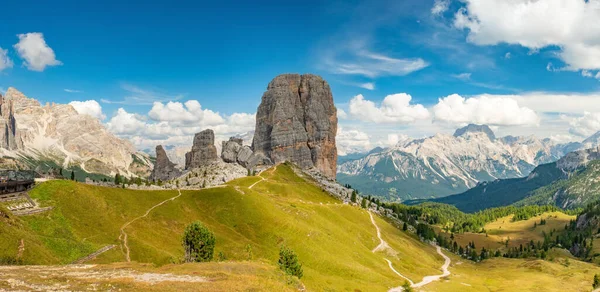 夏の山の高山草原パノラマ。Cinque Torri, Dolomites Alps,イタリア — ストック写真