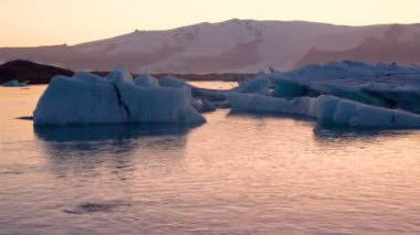 Buzdağları ve foklar İzlanda 'daki Jokulsarlon Buzul Gölü' nde yüzüyor.
