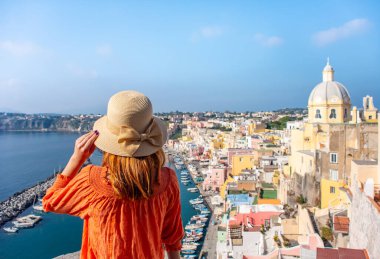 Procida Adası, Napoli, İtalya 'nın panoramik manzarası üzerinden güzel genç bir kız..