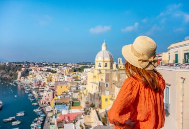 Procida Adası, Napoli, İtalya 'nın panoramik manzarası üzerinden güzel genç bir kız..