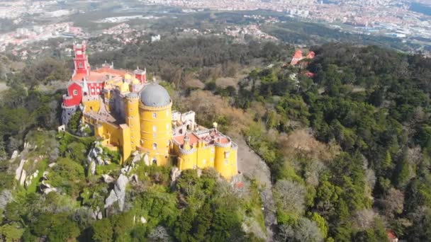 4K Вид с воздуха на дворец Пена Синтра Лиссабон Португалия ЮНЕСКО Всемирное наследие — стоковое видео