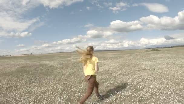 Menina adolescente no campo florido. Verão, liberdade, estilo de vida saudável — Vídeo de Stock