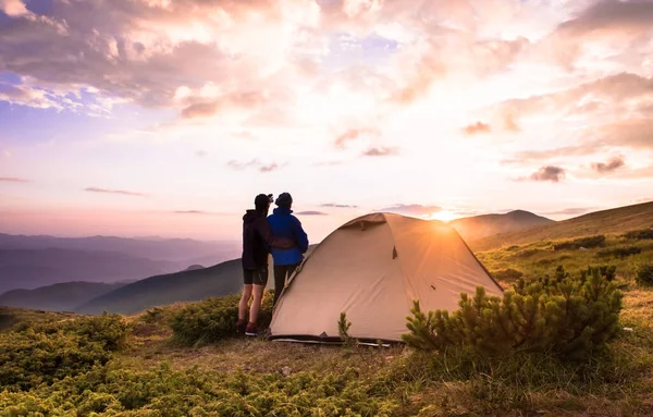 Camping y pareja en la cima de las altas montañas — Foto de Stock