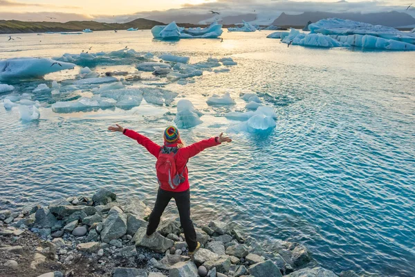 Mujer deportiva cerca del glaciar de hielo Laguna Jokulsarlon, Islandia —  Fotos de Stock