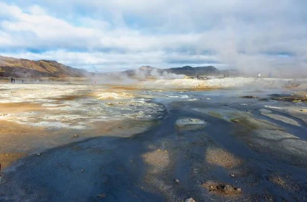 Campo de fumarola na zona geotérmica de Hverir Islândia. Famosa atração turística — Fotografia de Stock
