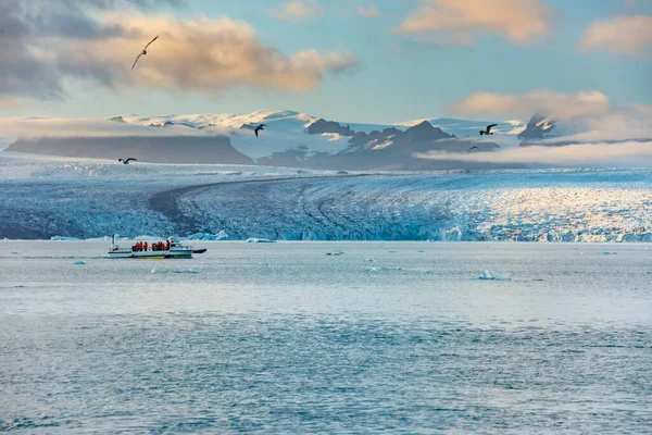 Icebergs flotando en lago laguna glaciar Jokulsarlon al atardecer — Foto de Stock