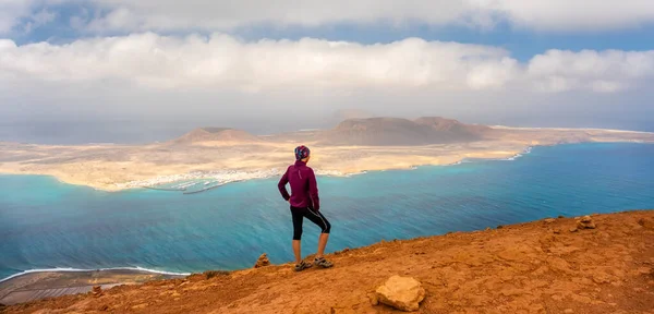 Chica turística que mira desde Mirador del Rio Lanzarote, Islas Canarias —  Fotos de Stock