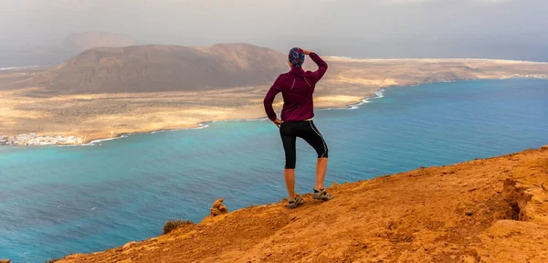 Chica turística que mira desde Mirador del Rio Lanzarote, Islas Canarias — Foto de Stock