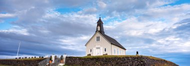 İzlanda 'nın güney kıyısındaki Strandarkirkja adlı ahşap kilise.