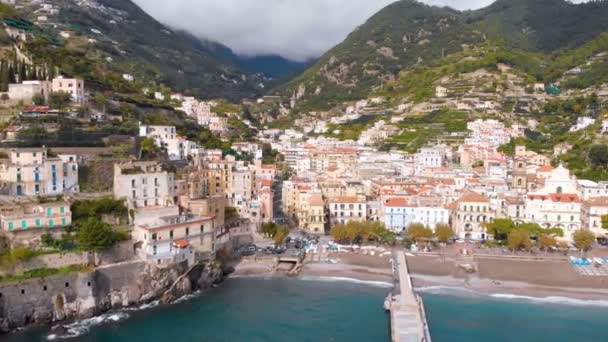 Vuelo aéreo con drones de Maiori, costa de Amalfi, Italia — Vídeos de Stock