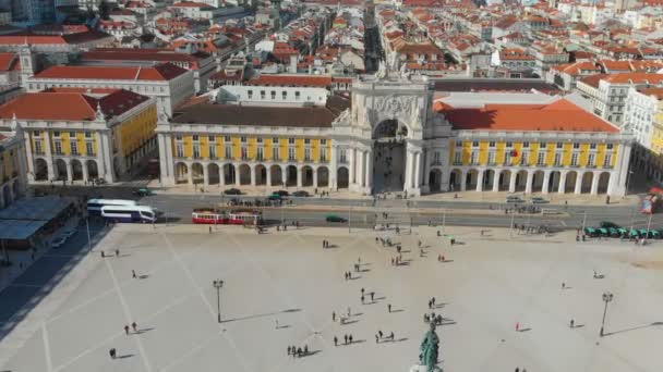 Vista aérea en avión no tripulado 4k de la Puerta de Augusta y la Plaza del Comercio en Lisboa Portugal — Vídeo de stock