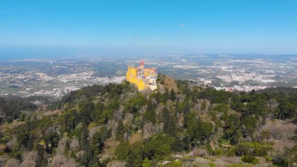 4k Flygdrönare vy över Pena Palace Sintra, Portugal — Stockvideo