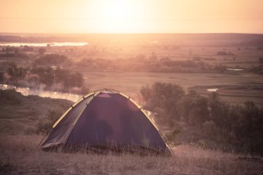 Turist çadırı nehir kıyısında yaz sabahı