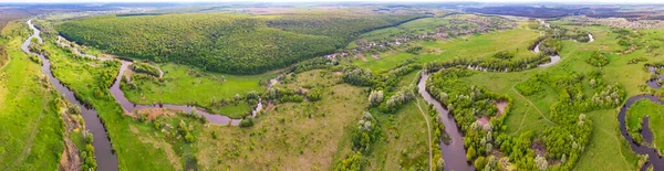 Panorama drona lotnicza doliny rzeki, wieś, las — Zdjęcie stockowe