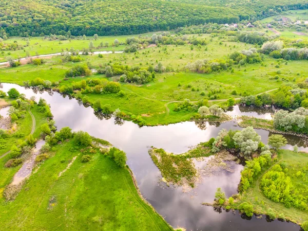 Krajobraz drona lotniczego rzeki w zielonym polu — Zdjęcie stockowe