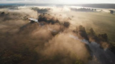 Güneşin sisli nehrin üzerinde doğuşunun hava aracı görüntüsü