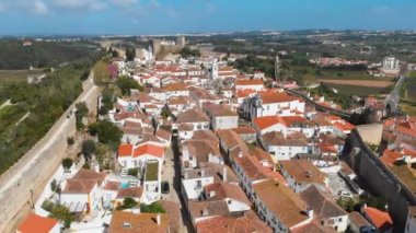 Lizbon, Portekiz yakınlarındaki tarihi duvarlı Obidos kasabasının 4k hava aracı görüntüleri