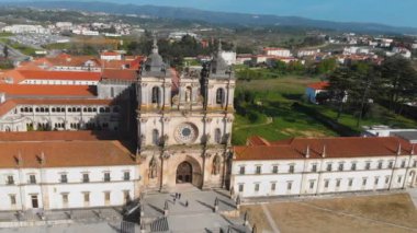 Mosteiro de Santa Maria Alcobaca, Portekiz 'in 4k hava aracı görüntüleri