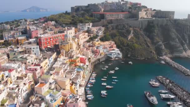 Veduta aerea del villaggio di pescatori di Corricella nell'isola di Procida vicino a Napoli — Video Stock
