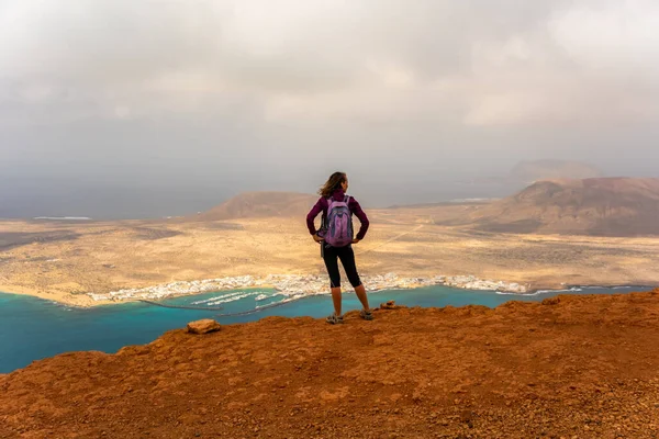 Dziewczyna turystyczna z Mirador del Rio Lanzarote, Wyspy Kanaryjskie — Zdjęcie stockowe