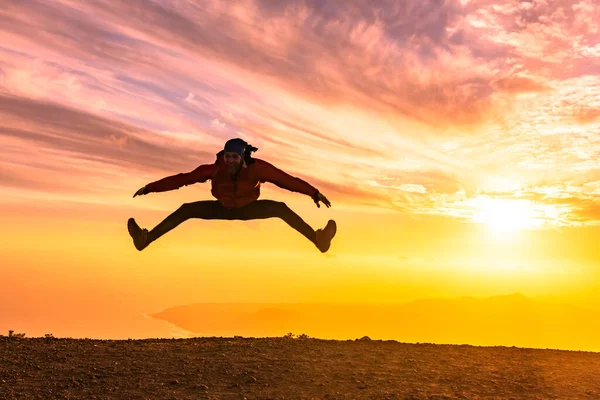 Happy man jumping for joy at sunset. Success, winner, happiness, ttavel concept — Stock Photo, Image