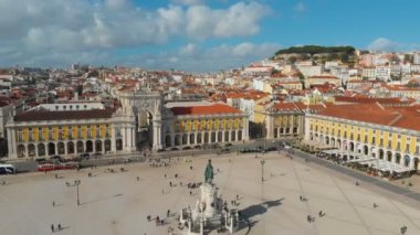 Lizbon 'daki Augusta Kapısı ve Ticaret Meydanı' nın 4k hava aracı görüntüsü
