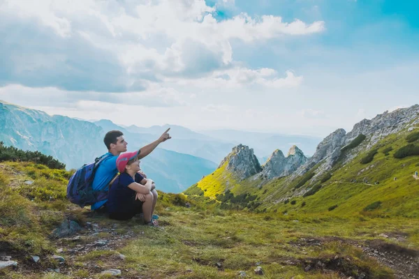 Padre e hija viajan senderismo en las montañas, turismo familiar — Foto de Stock