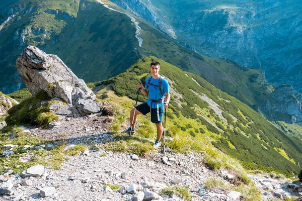 Man vandrare på toppen av berget — Stockfoto