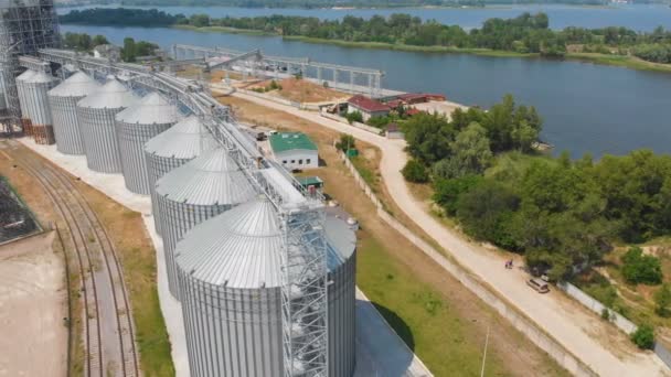 Tanque de almacenamiento de grano vista drone — Vídeos de Stock