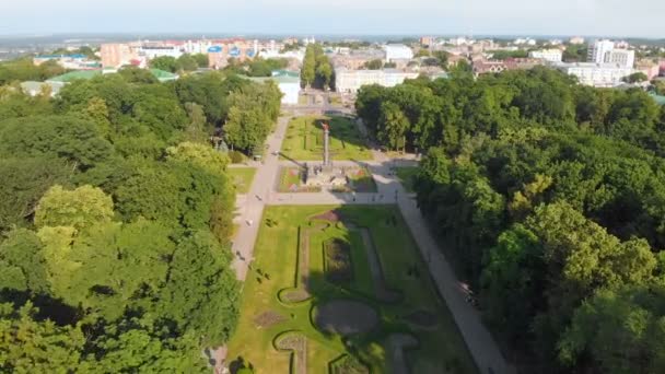 ウクライナのポルタヴァ市の中央公園の空中パノラマビュー — ストック動画