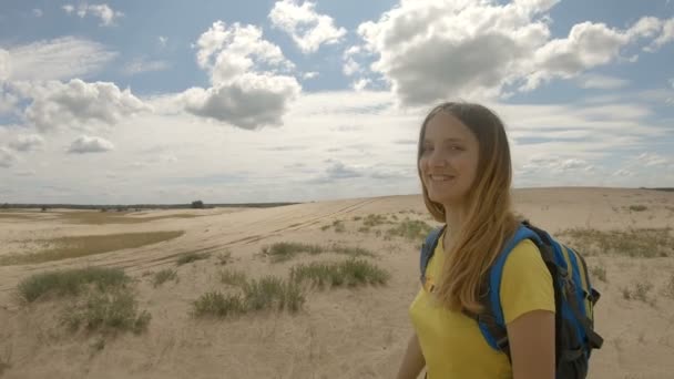 砂丘を歩く若い女性ハイカー。スローモーション — ストック動画