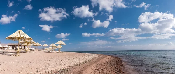 Расслабьтесь под зонтиком на пляже Красного моря Египта — стоковое фото