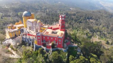 Sintra Lizbon 'daki Pena Palace Romantik Kalesi 4k hava aracı görüntüsü
