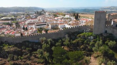 Portekiz 'in Obidos Ortaçağ şehrinin 4k hava aracı görüntüsü