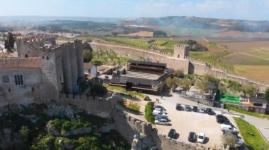 Portekiz 'in Obidos Ortaçağ şehrinin 4k hava aracı görüntüsü
