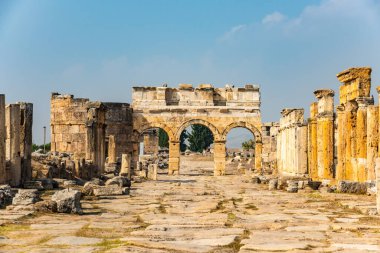Hiyeraplis antik kenti Pamukkale Türkiye 'sini harap ediyor. UNESCO dünya mirası sahası