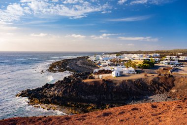 Lanzarote Adası kıyısındaki El Golfo köyü ve mavi okyanus manzarası