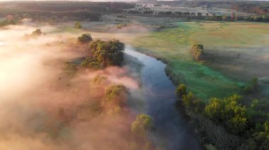 Güneşin sisli nehrin üzerinde doğuşunun hava aracı görüntüsü