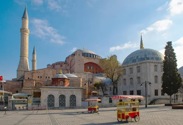 Cart with simits Turkish bagels in Istanbul, near Hagia Sophia — Stock Photo, Image