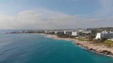 Mediterrian sahil şeridinin hava aracı görüntüsü. Ayia Napa, Kıbrıs
