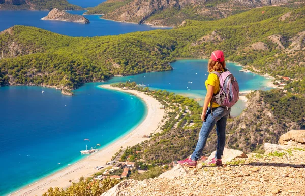 Deniz manzaralı Oludeniz lagünü üzerinde spor yürüyüşü yapan bir kız. — Stok fotoğraf