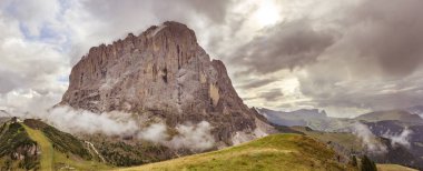 Langkofel Dağı 'nın yaz manzarası, Güney Tirol, Dolomitler, İtalya