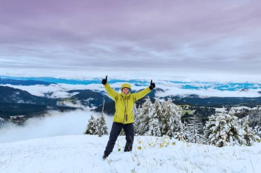 Orta yaşlı bir kadın dağın zirvesinde güzel dağlara karşı seyahat başarısı
